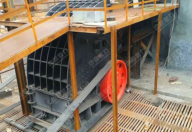 錘式破碎機在石料廠的安裝現場